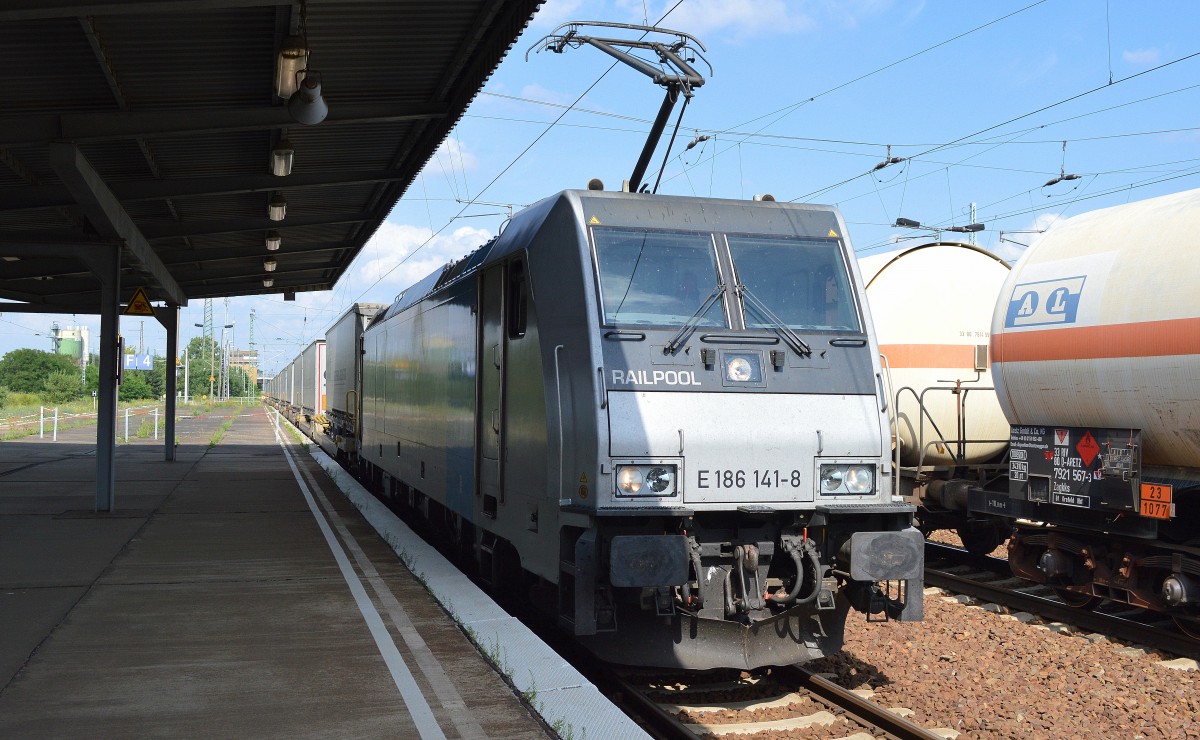 Railpool Mietlok E 186 141-8 (NVR-Number: 91 80 6186 141-8 D-Rpool, Bombardier Bj.2008] für ERSR mit einem KLV Zug am 16.07.15 Bhf. Flughafen Berlin-Schönefeld. 