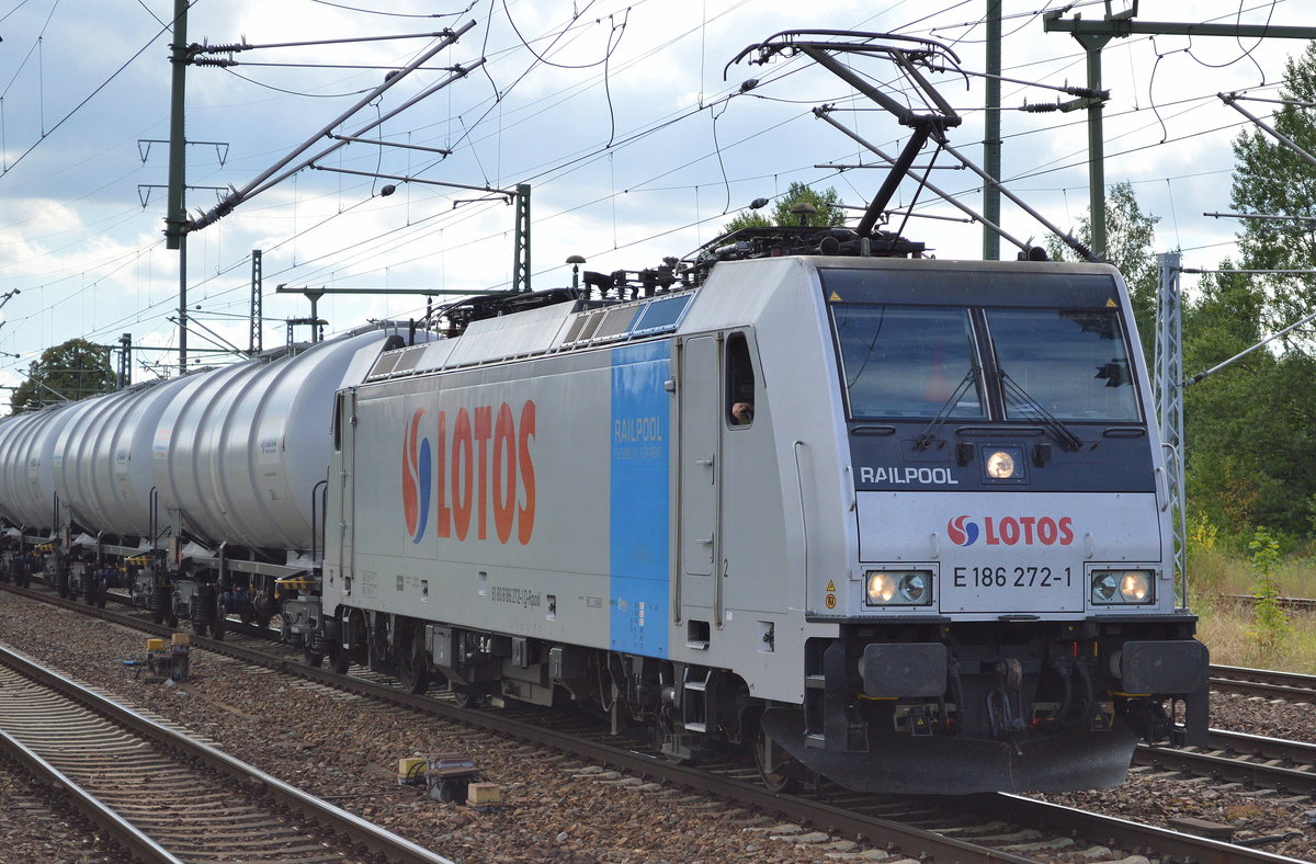 Railpool Mietlok E 186 272-1 [NVR-Number: 91 80 6186 272-1 D-Rpool, Bombardier Bj.20101] der polnischen Fa. Lotos S.A. mit einem Kesselwagenzug (Styrol) am 19.07.16 Bf. Flughafen Berlin-Schönefeld. 