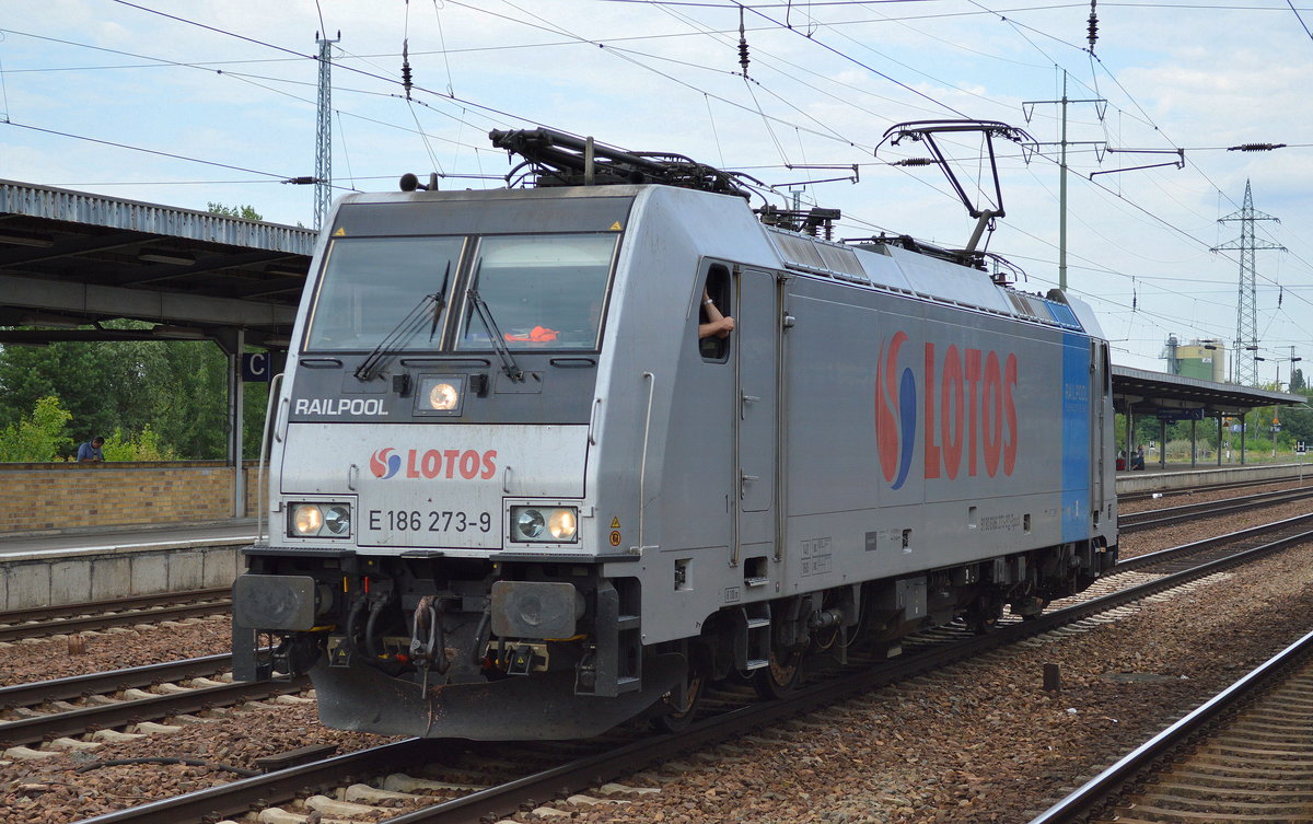 Railpool-Mietlok E 186 273-9  [NVR-Number: 91 80 6186 273-9 D-Rpool, Bombardier Bj.2010] des polnischen EVU LOTOS am 21.07.16 Durchfahrt Bf. Flughafen Berlin-Schönefeld.