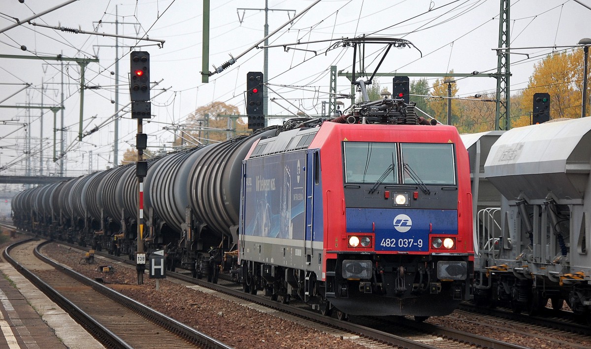 Railpool Mietlok von InfraLeuna Re 482 037-9 mit Kesselwagenzug am 09.10.13 Bhf. Flughafen Berlin-Sch�nefeld.