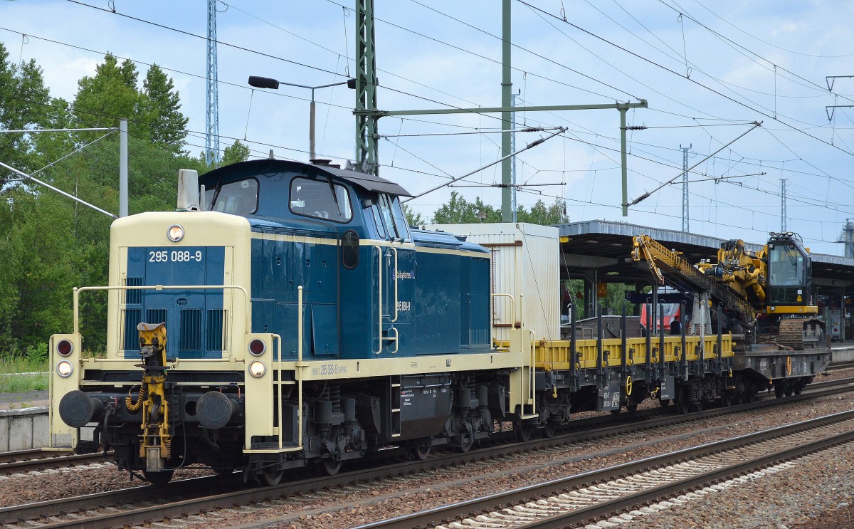 Railsystems RP GmbH mit ihrer 295 088-9 und einem Bauzug mit Drehgestellwagen mit Gerätecontainer und und einem wagen mit einer Baumaschine mit Drehbohrsystem am 16.07.15 Bhf. Flughafen Berlin-Schönefeld.