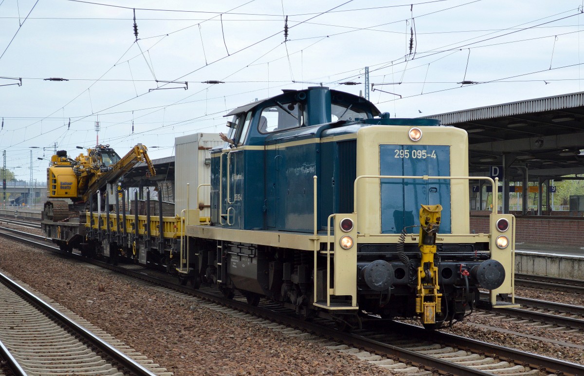 Railsystems RP Lok 295 095-4 in den klassischen DB-Farben nun also im Moment anscheinend doch regelm��ig im Gleisbaugesch�ft in und um Berlin herum t�tig mit zwei Drehgestellflachwagen mit Werkzeug und Drehbohrsystem DELMAG G42 der Fa. Balfour Beatty am 08.04.14 Durchfahrt Bhf. Flughafen Berlin-Sch�nefeld.   