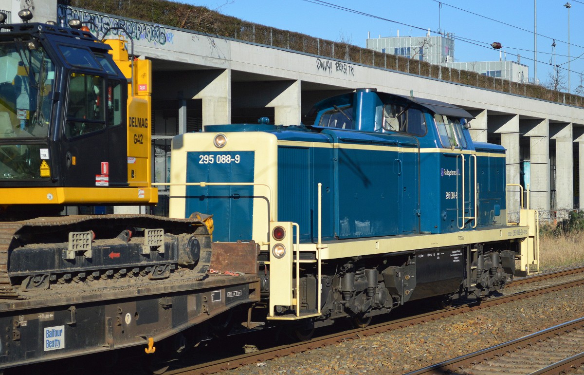Railsystems RP mit 295 088-9 im Auftarg von Balfour Beatty wiedermal in Berlin unterwegs mit der Baumaschine DELMAG G42 hier am 18.03.15 S-Bhf. Landsberger Allee Richtung Berlin-Lichtenberg