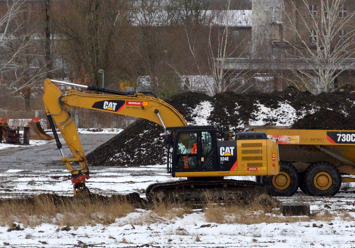Raupenbagger CAT 324E (Mietbaumschine) bei Erdarbeiten auf dem ehemaligen Bahngelände des Rangierbahnhofes Schöneweide in Berlin, Vorbereitung eines riesigen Gewerbegeländes 12.01.17