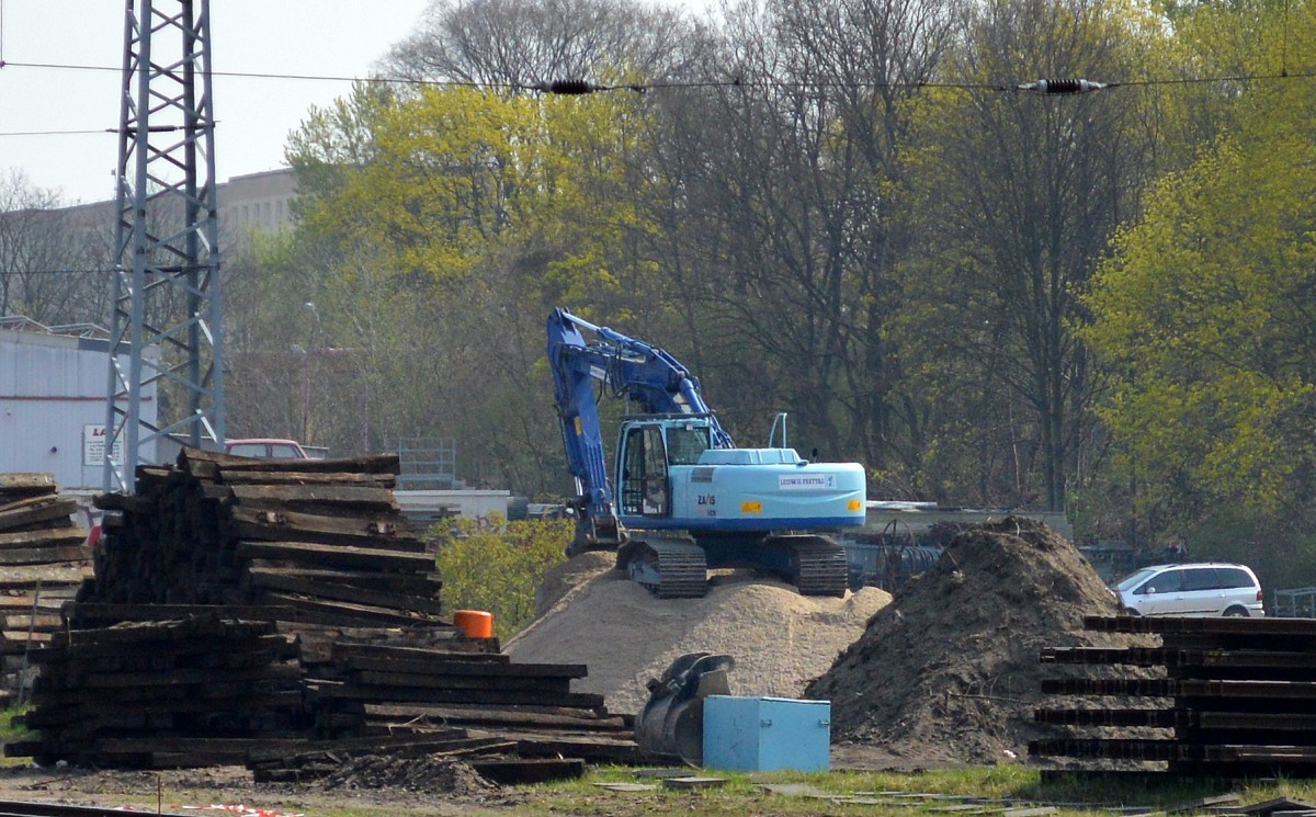 Raupenbagger HITACHI ZAXIS 250 LCN der Fa. LUDWIG FREYTAG bei den Gleisbauarbeiten Höhe Berlin Warschauer Str. 03.04.14