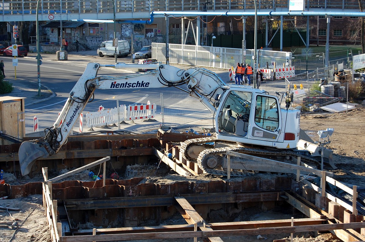 Raupenbagger LIEBHERR 924 COMPACT der Fa. hentschke am 26.11.13 Großbaustelle Berlin Ostkreuz. 