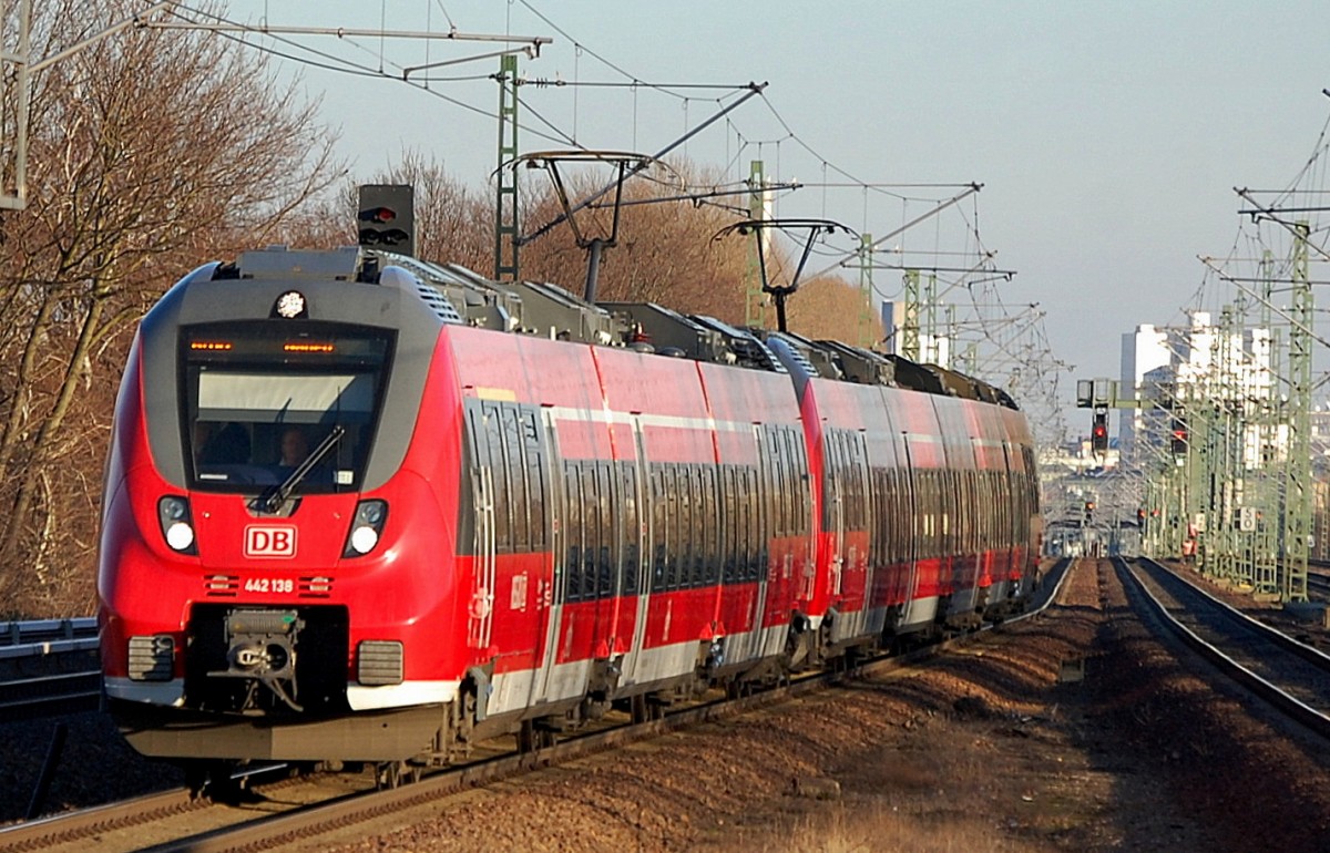 RB10 nach Nauen mit 442 138 + 442 XXX bei der Einfahrt Bhf. Berlin-Jungfernheide am 30.12.13