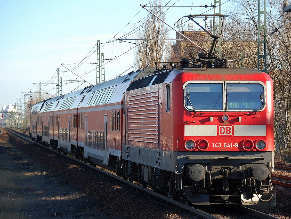 RB10 Richtung Berlin Hbf. mit Schublok 143 641-9 (Ersatzzug) bei der Ausfahrt Bhf. Berlin-Jungfernheide am 07.01.14