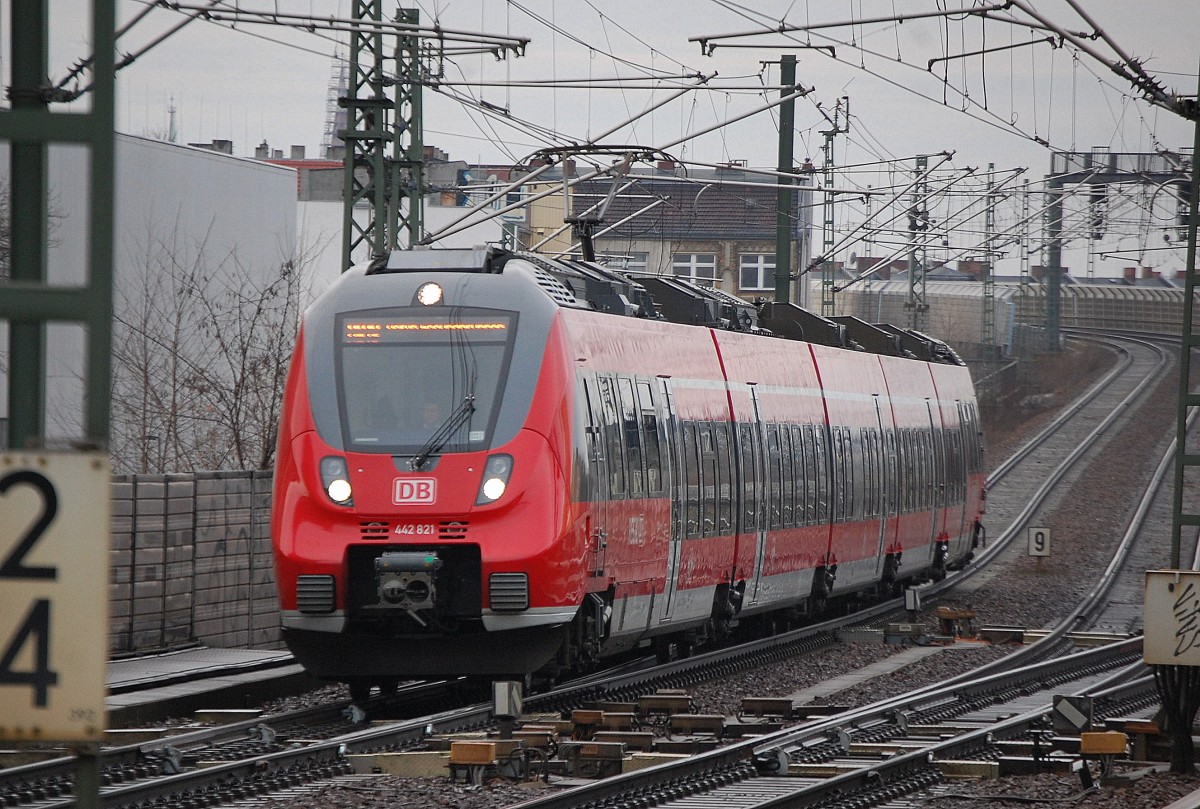 RB19 Richtung Bhf. Berlin-Gesundbrunnen mit 442 821 am 09.01.14 Berlin-Wedding.