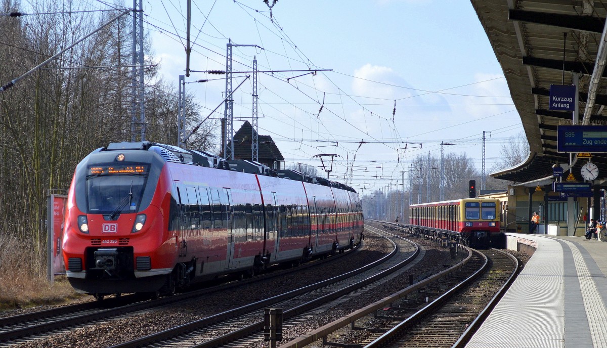 RB24 nach Eberswalde mit 442 335 und S85 am Endbahnhof Berlin-Buch bei der Einfahrt, 04.03.15