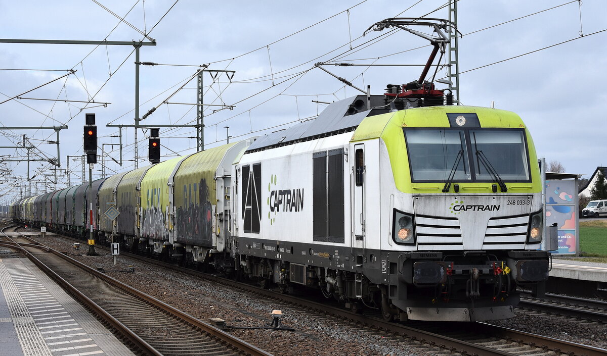 RBB - Regiobahn Bitterfeld Berlin GmbH, Bitterfeld-Wolfen [D] mit der Vectron Dual Lok  248 033  [NVR-Nummer: 90 80 2248 033-3 D-RBB] und einem Coilzug am 24.02.26 Höhe Bahnübergang Rodleben.