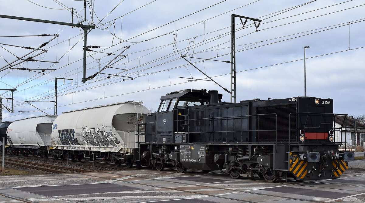 RBB - Regiobahn Bitterfeld Berlin GmbH, Bitterfeld [D] mit ihrer Mak G 1206 Lok  1819 
[NVR-Nummer: 92 80 1276 023-9 D-RBB] und einigen Staubgutwagen