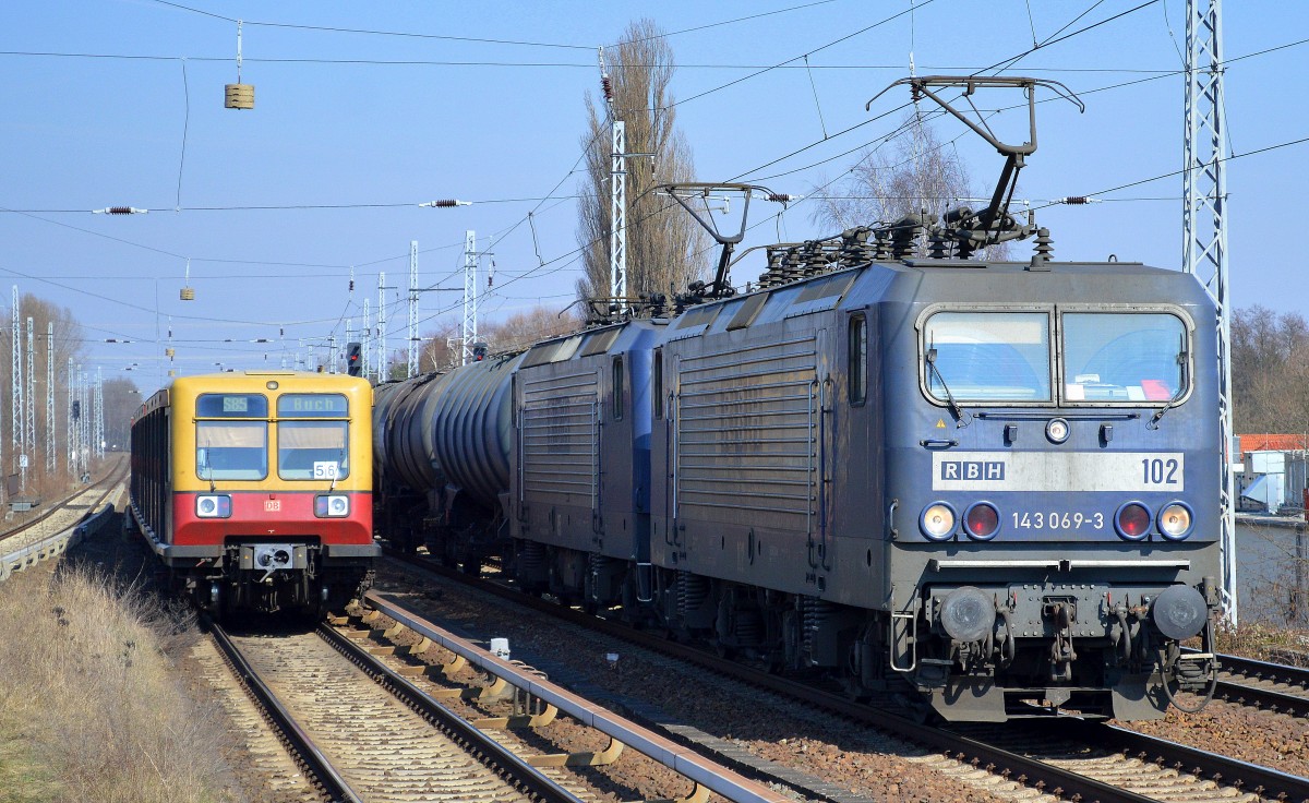RBH 102/143 069-3 +RBH 143 ? Doppeltraktion mit Kesselwagenzug am 19.03.15 Berlin-Karow.