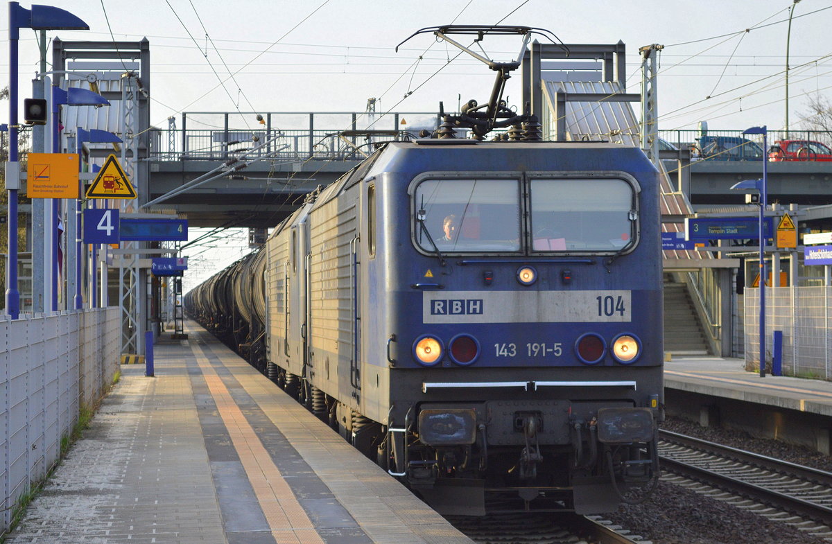 RBH 104/143 191-5 + 107/143 063-6 mit Kesselwagenzug am 30.03.17  Bf. Berlin-Hohenschönhausen.