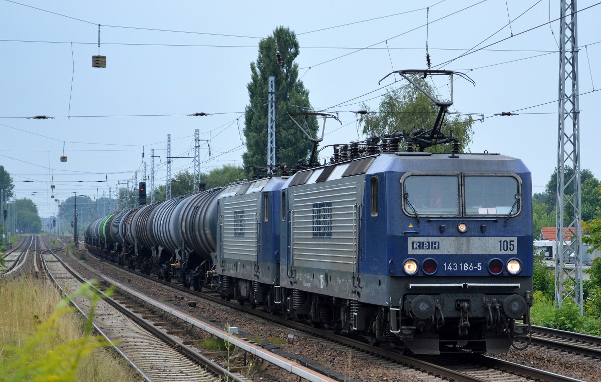 RBH 105/143 186-5 + RBH 117/143 554-4 mit Kesselwagenzug Richtung Karower Kreuz Berlin am 28.07.14 
