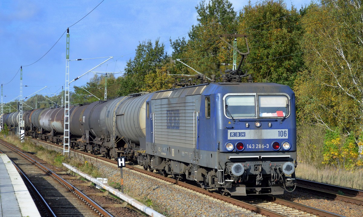RBH 106/143 286-3 mit Heizoelkesselwagenzug Richtung Karower Kreuz Berlin am 21.10.14 Mühlenbeck/Mönchmühle b.Berlin.