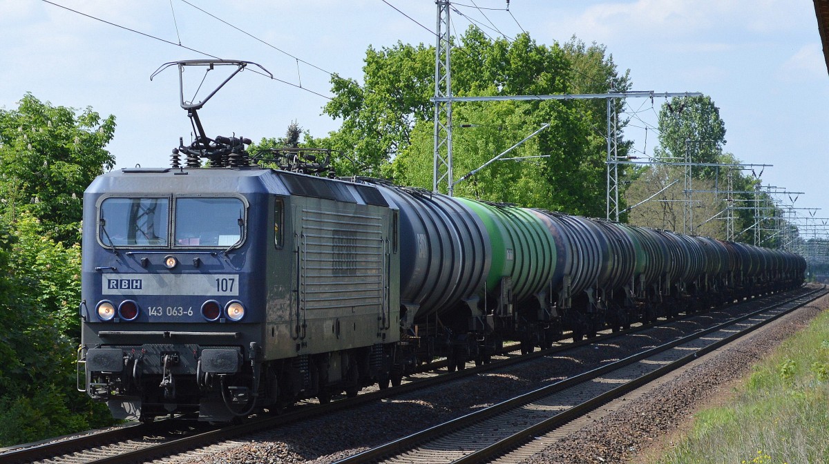 RBH 107/143 063-6 mit Kesselwagenzug Richtung Stendell (Schwedt) am 22.05.15 Röntgental b. Berlin. 