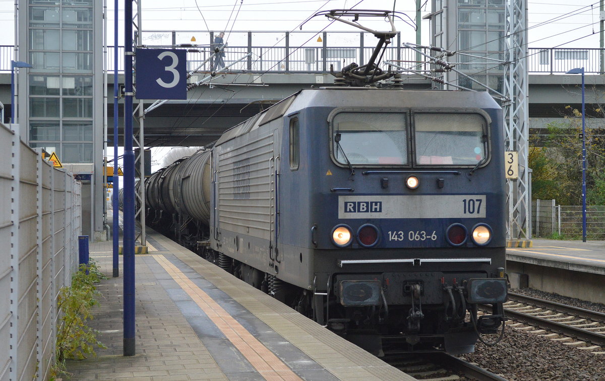RBH 107/143 063-6 mit Kesselwagenzug (leer) Richtung Stendell am 15.11.17 Bf. Berlin-Hohenschönhausen.