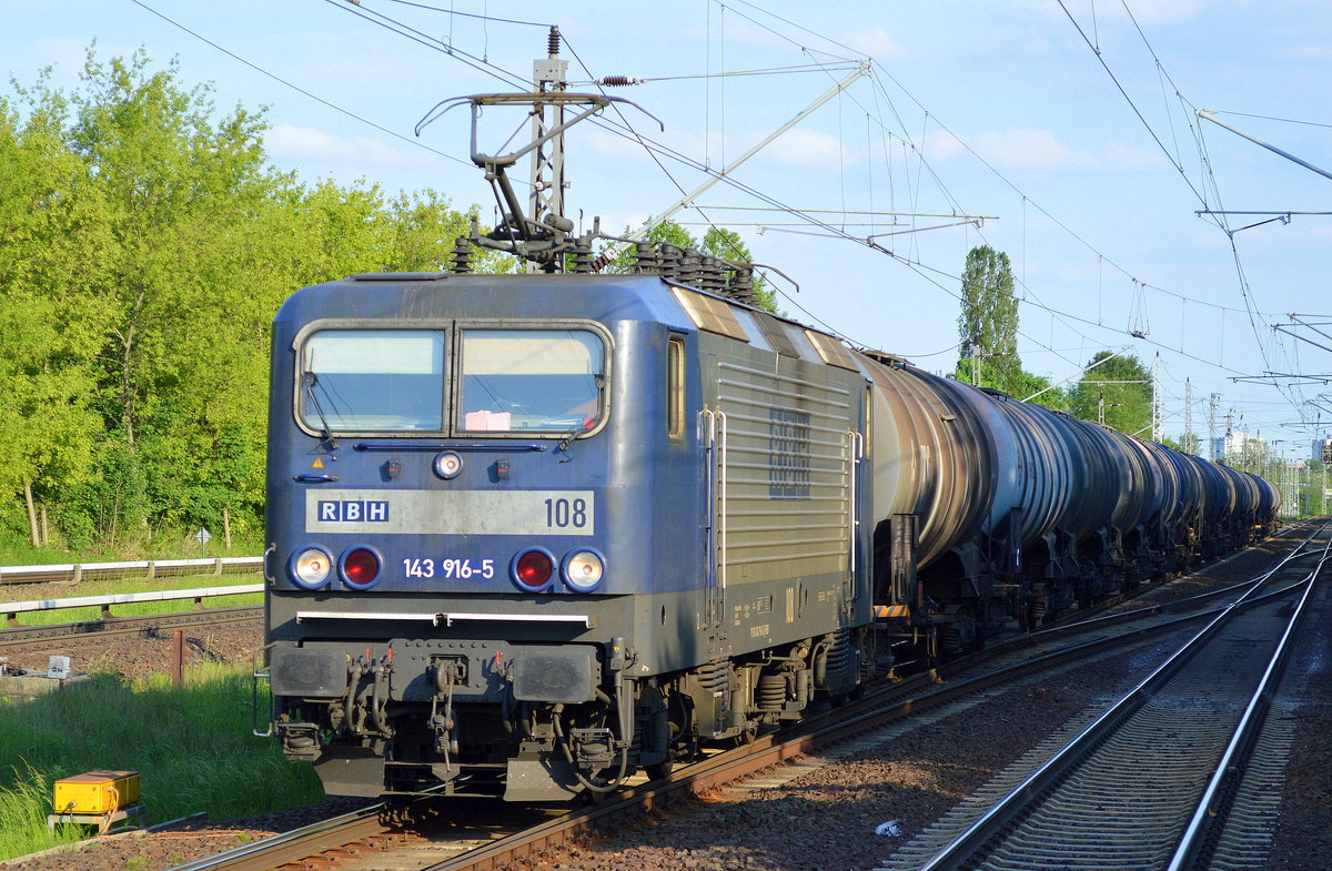 RBH 108/143 916-5 mit Kesselwagenzug (leer)Richtung Stendell am 22.05.17 Berlin-Hohenschönhausen.