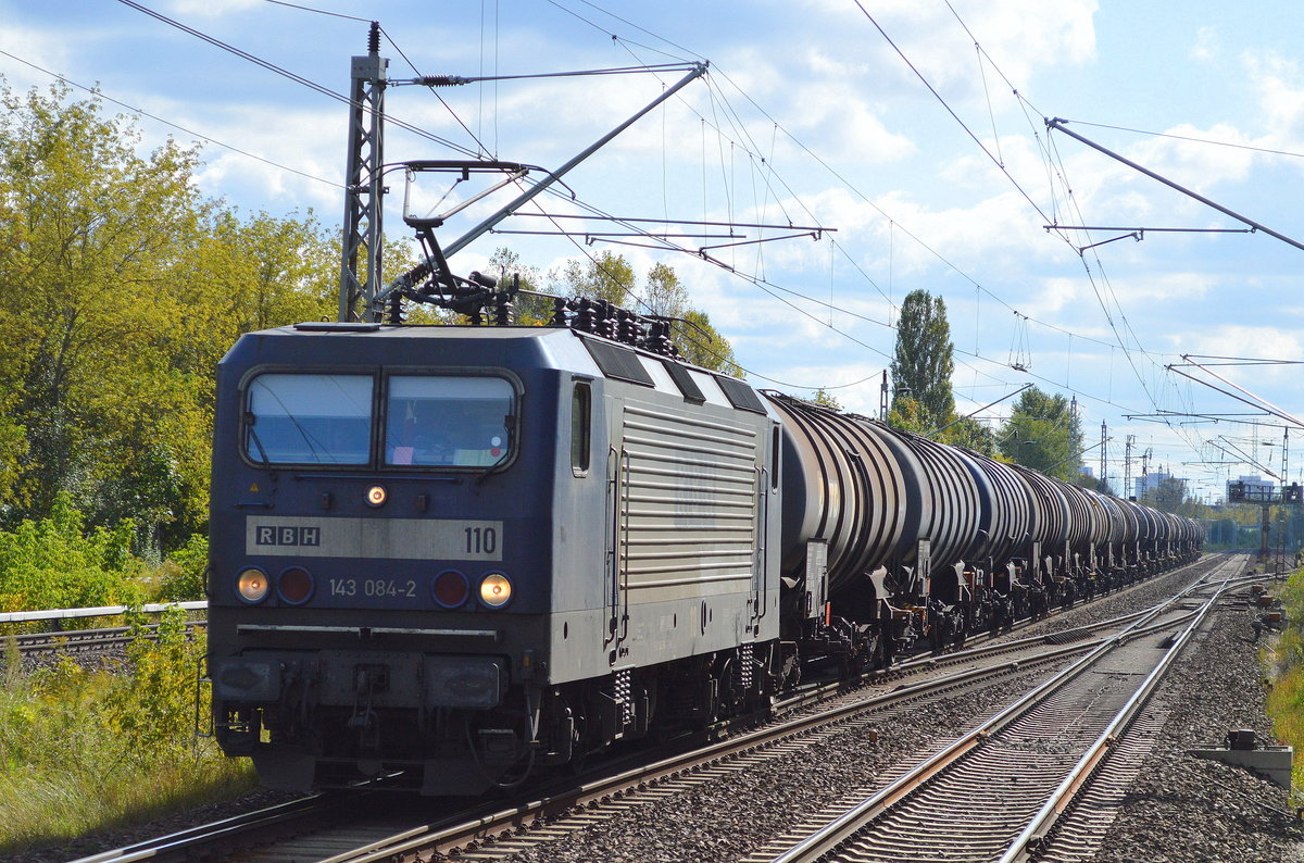 RBH 110/143 084-2 mit Kesselwagenzug (leer) Richtung Stendell am 22.09.17 Berlin-Hohenschönhausen.