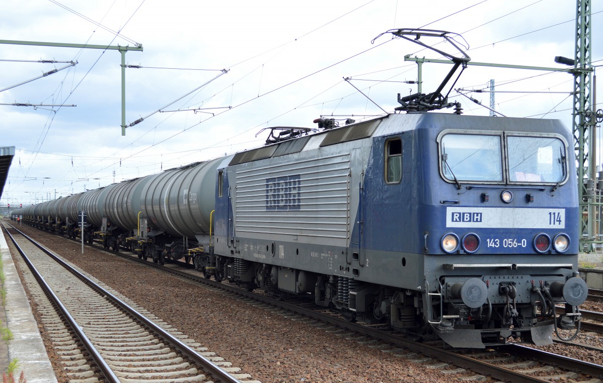 RBH 114/143 056-0 mit tschechischen + polnischen Kesselwagen (Styren-Transport) am 30.07.15 Bhf. Flughafen Berlin-Sch�nefeld.