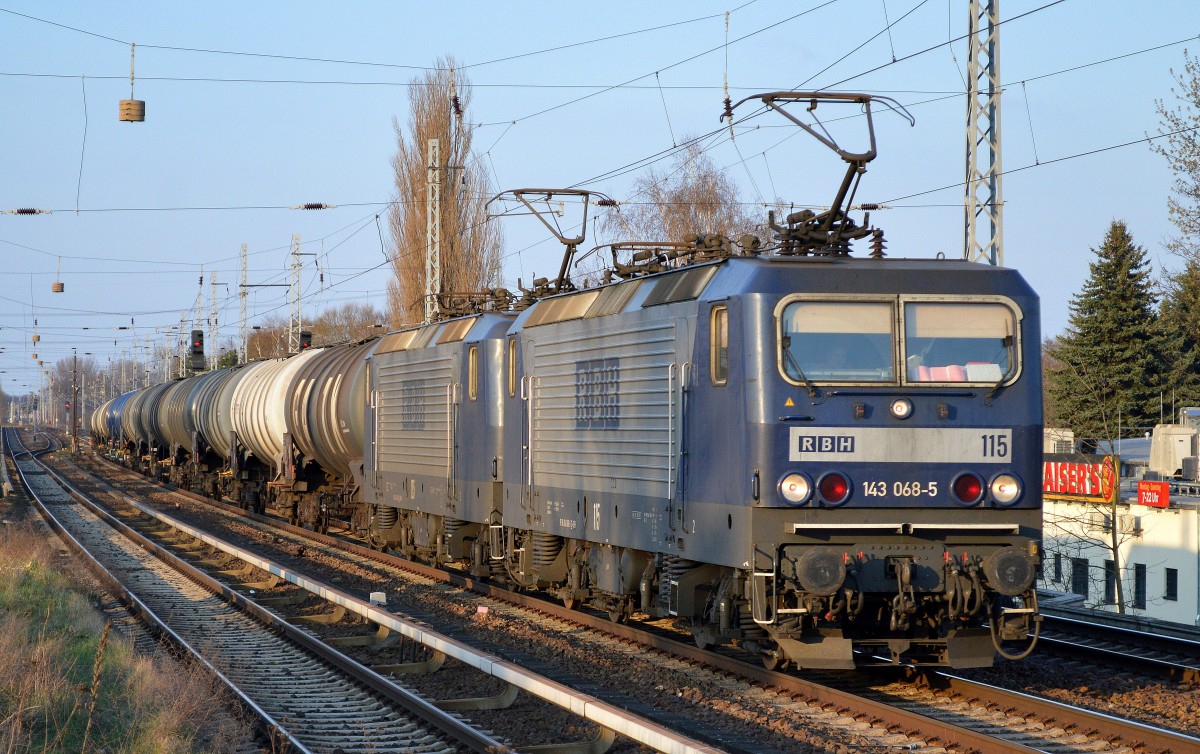 RBH 115/143 068-5 + 125/143 908-2 mit Kesselwagenzug am 26.03.14 Berlin-Karow.
