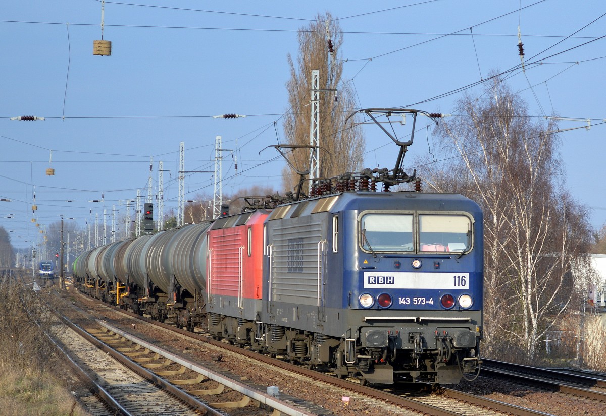RBH 116/143 573-4 + RBH 130/143 273-1 mit Kesselwagenzug am 07.03.14 Berlin-Karow.