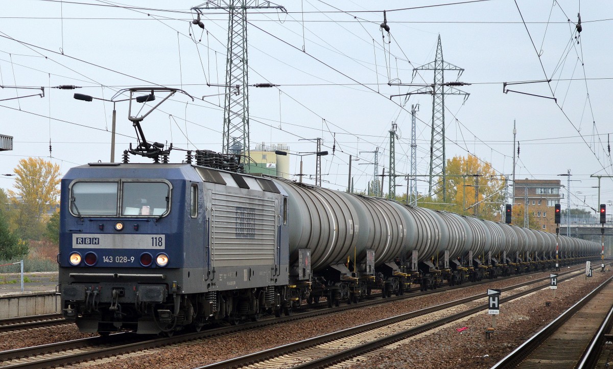 RBH 118/143 028-9 mit tschechischen Kesselwagen (Styrol-Transport) am 22.10.15 Durchfahrt Bhf. Flughafen Berlin-Schönefeld.