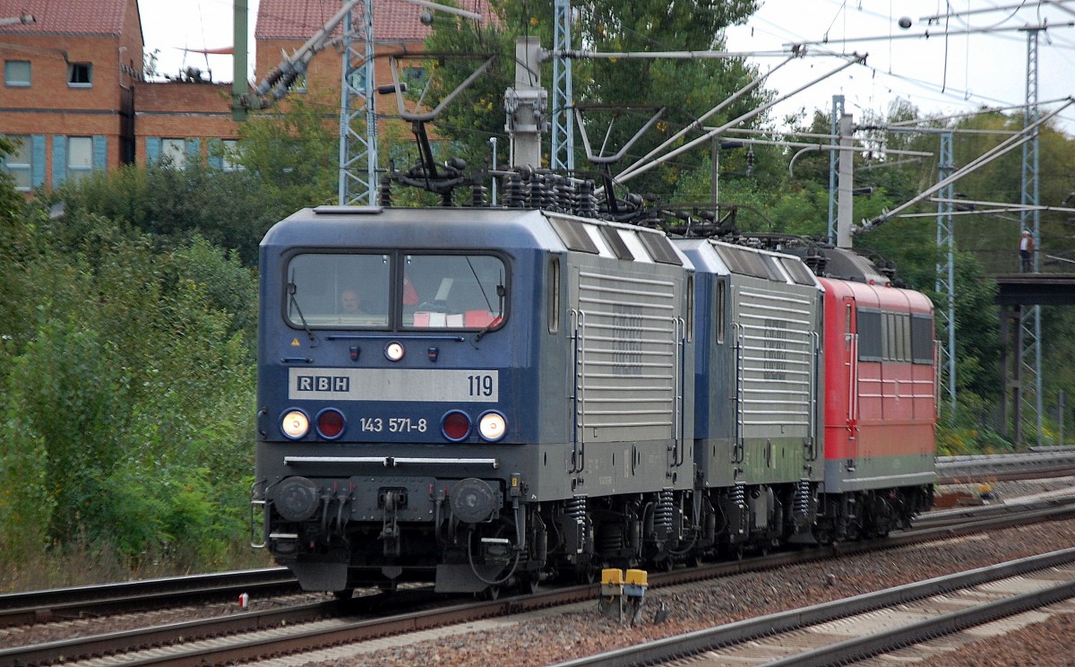 RBH 119/143 571-8 + 110/143 084-2  haben die DB Lok 151 058-5 am Haken, 04.09.13 Durchfahrt Bhf. Flughafen Berlin-Sch�nefeld.