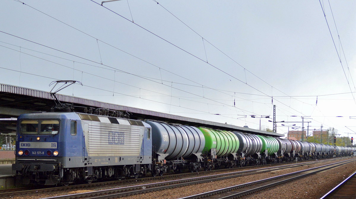 RBH 119/143 571-8 mit Kesselwagenzug zum Personalwechsel im Bhf. Flughafen Berlin-Schönefeld.