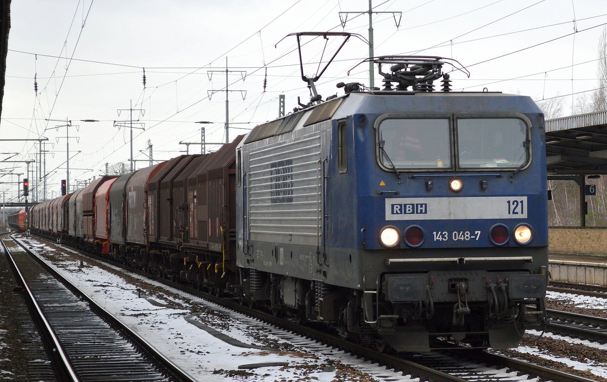 RBH 121/143 048-7 mit einem gemischten Güterzug am 12.01.17 Bf. Flughafen Berlin-Schönefeld.