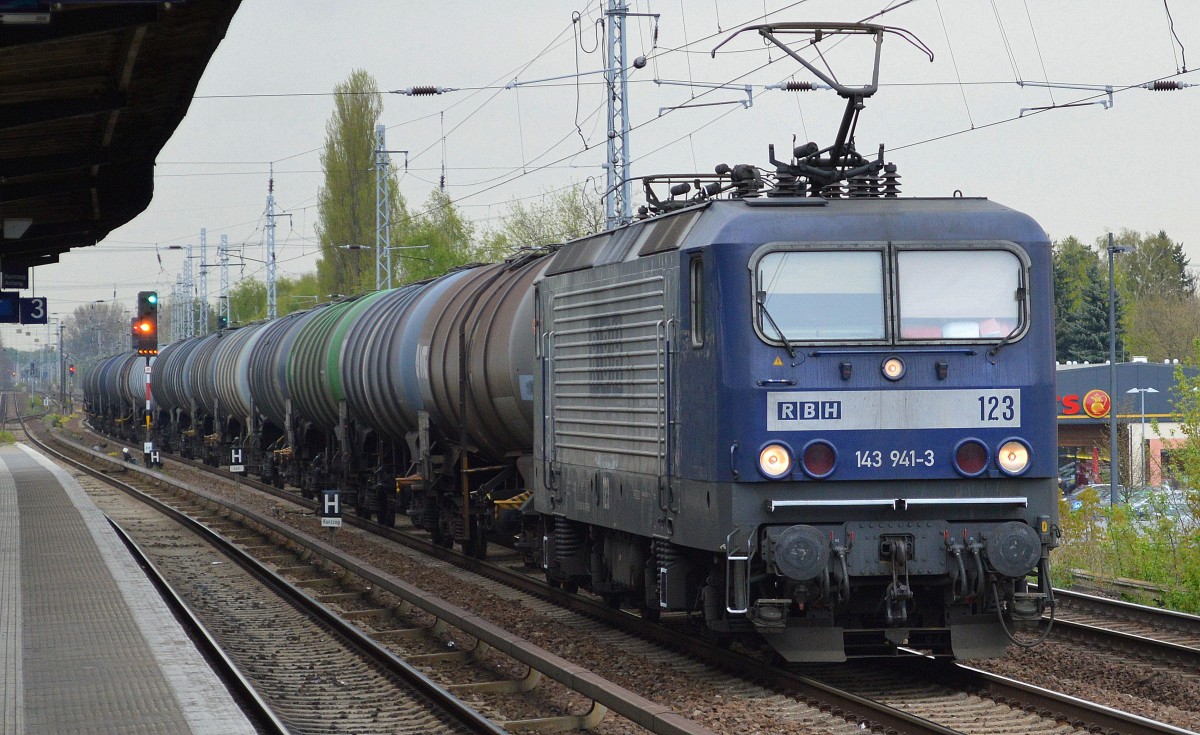 RBH 123/143 941-3 mit Kesselwagenzug am 30.03.15 Berlin-Karow.