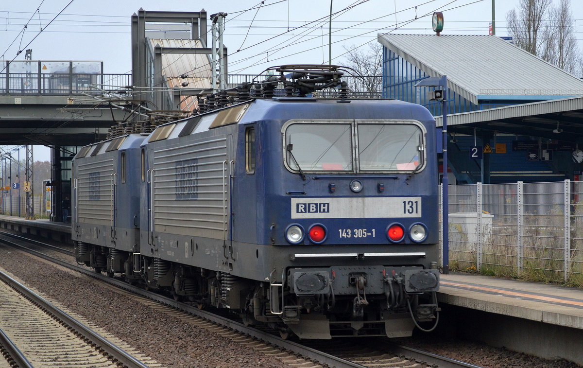 RBH 125/143 908-2 mit RBH 131/143 305-1 am Haken am 01.12.17 Berlin-Hohenschönhausen. 