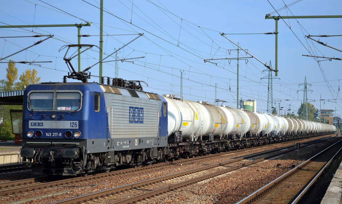 RBH 126/143 217-8 mit einem Kesselwagenzug pollnischer Kesslwagen (UN-Nr. 39/2055 = Styrol) am 04.10.15 Bhf. Flughafen Berlin-Schönefeld.