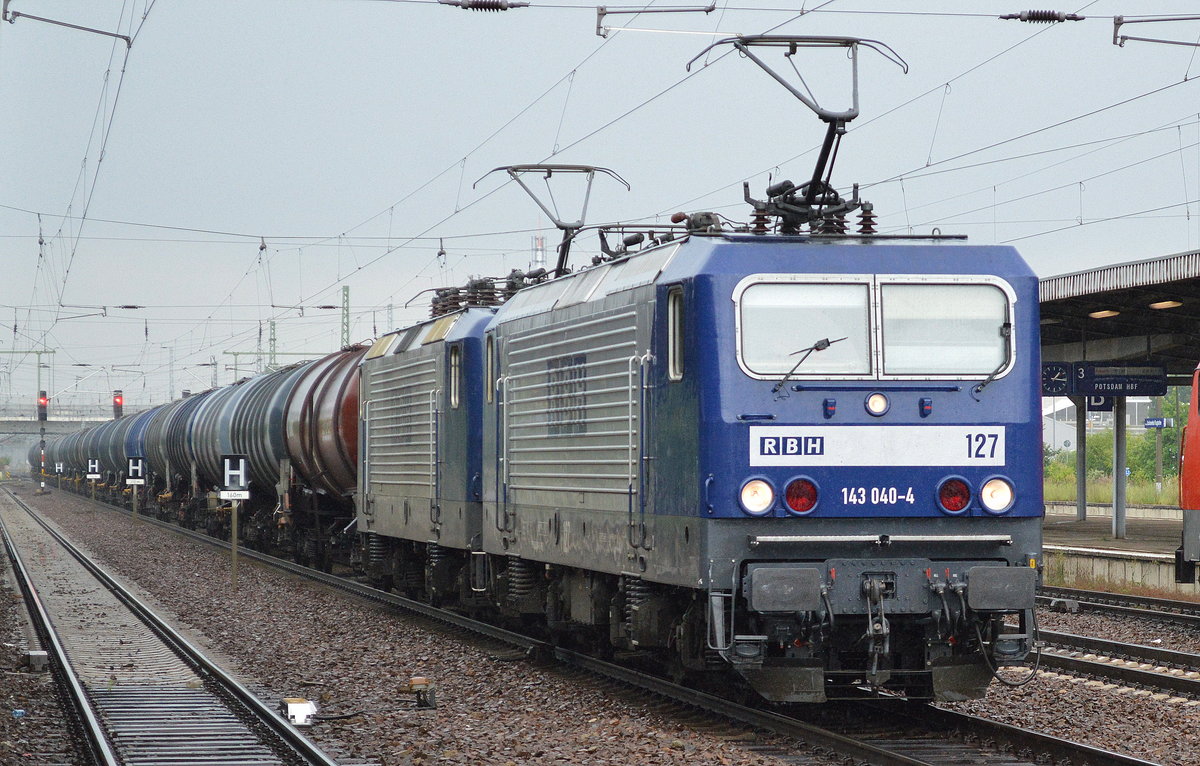 RBH 127/143 040-4 + RBH 131/143 305-1 mit Kesselwagenzug bei strömenden Regen am 14.06.16 Bf. Flughafen Berlin-Schönefeld.