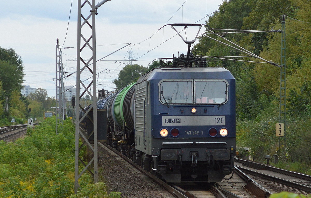 RBH 129/143 249-1 mit Kesselwagenzug (leer) Richtung Stendell am 11.09.17 Bf. Berlin-Hohenschönhausen.