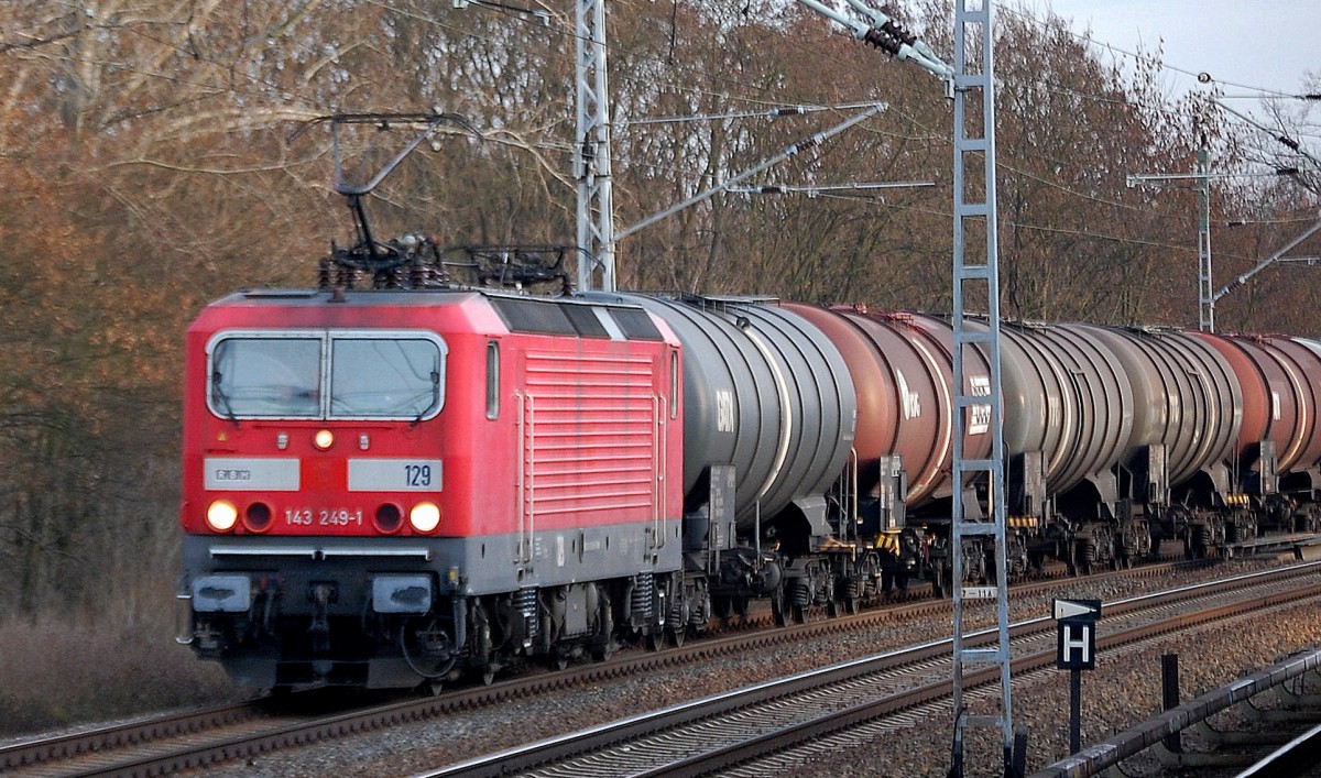 RBH 129/143 249-1 noch in Rot mit Kesselwagenzug Richtung Oranienburg am 03.12.13 Mühlenbeck/Mönchmühle b. Berlin.