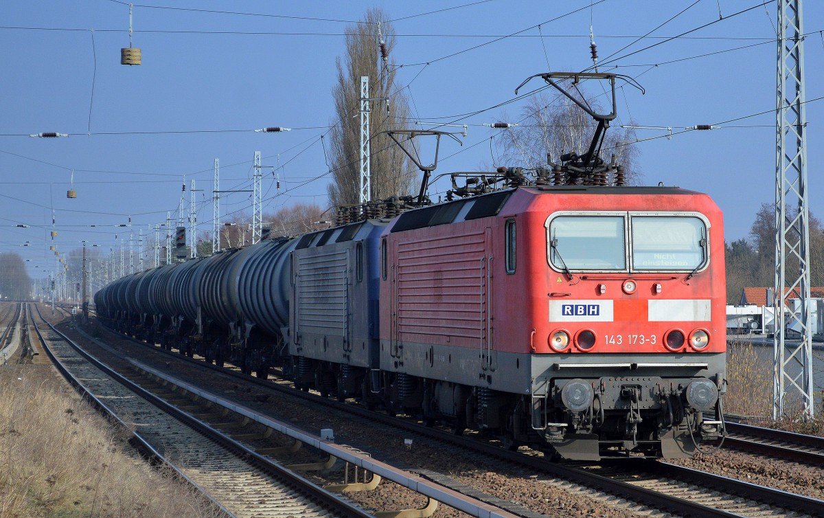 RBH 134/143 173-3 + RBH 113/143 059-4 Doppeltraktion mit Kesselwagenzug am 20.02.15 Berlin-Karow. 
