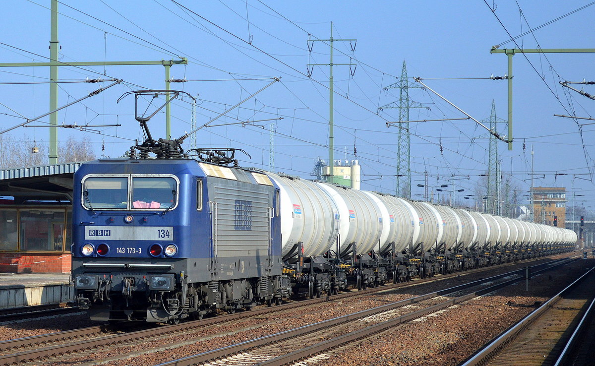 RBH 134/143 173-3 mit einem Kesselwagenzug der Fa. Synthos Chemical Innovations mit Styrol am 16.02.17 Bf. Flughafen Berlin-Schönefeld.