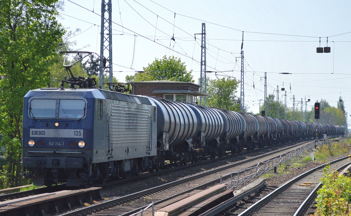 RBH 135/143 254-1 mit Kesselwagenzug (leer) Richtung Stendell am 11.05.17 Berlin-Karow.