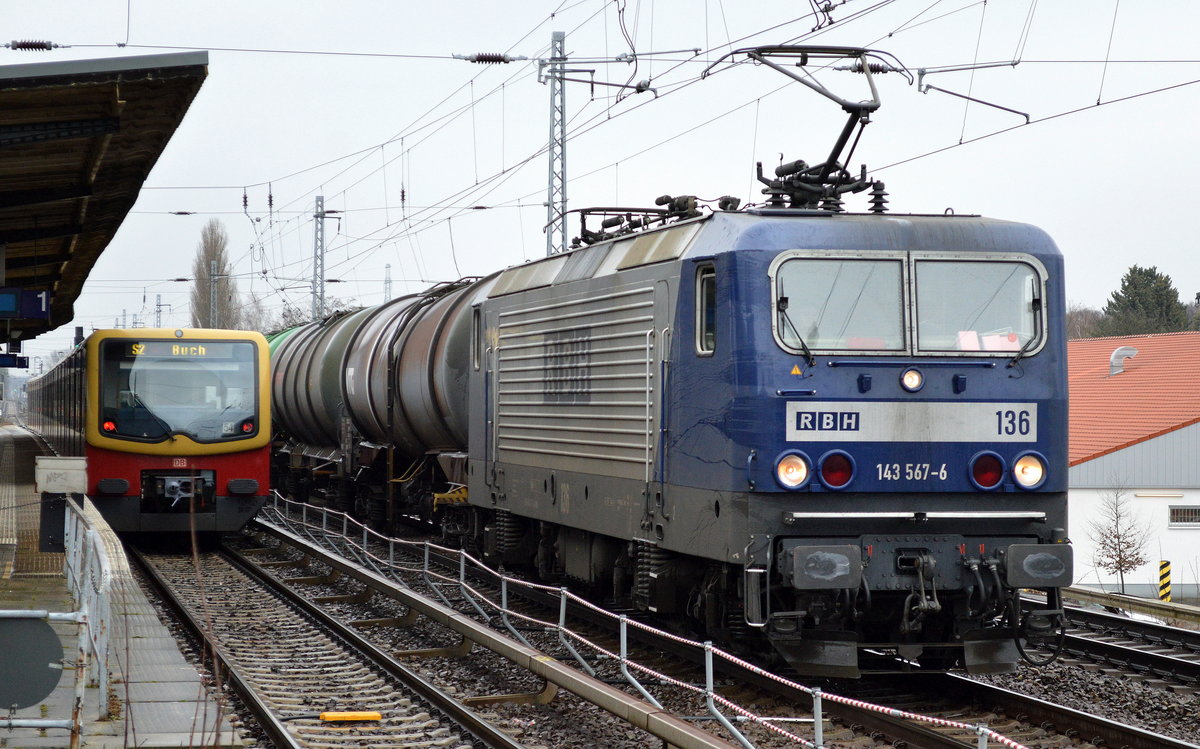 RBH 136/143 567-6 mit Kesselwagenzug am 20.02.17 Richtung Oranienburg, Berlin-Karow.