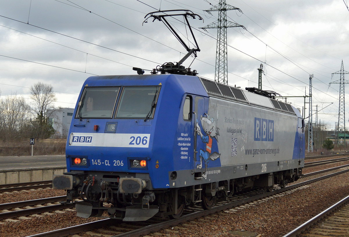 RBH 145-CL 206 (145 102-0) am 01.03.17 Bf. Flughafen Berlin-Schönefeld. Wie RHC, Captrain/ITL u.a. EVU sucht auch RBH händeringend nach neuen Tf. und macht Werbung in eigener Sache.