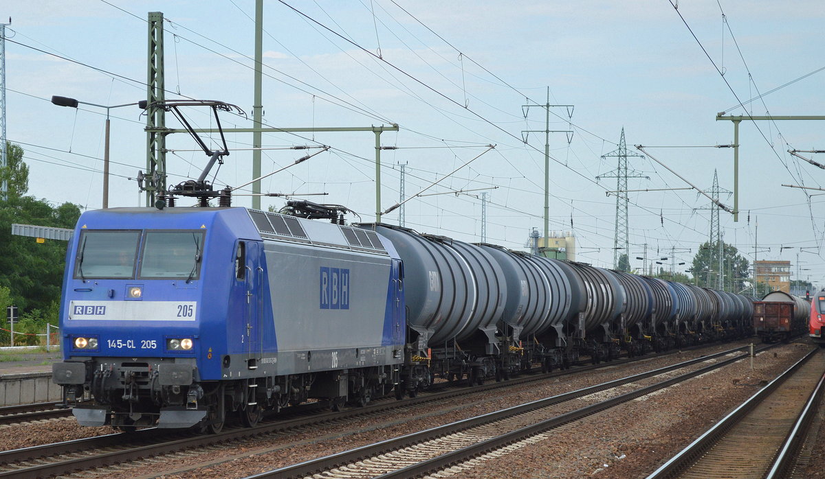 RBH 205/145-CL 205 (145 101-2) mit Kesselwagenzug am 21.07.16 Bf. Flughafen Berlin-Schönefeld.