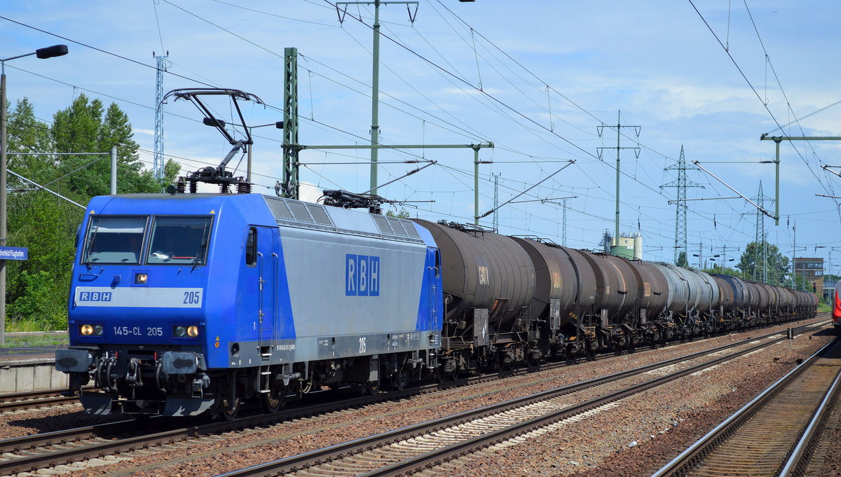 RBH 205/145-CL 205 (145 101-2) mit Kesselwagenzug am 29.06.16 Bf. Flughafen Berlin-Schönefeld.
