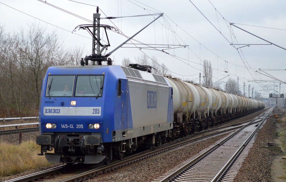 RBH 205/145-CL 205 mit tschechischem Kesselwagenzug (Styrol)am 17.12.15 Berlin-Hohenschönhausen.