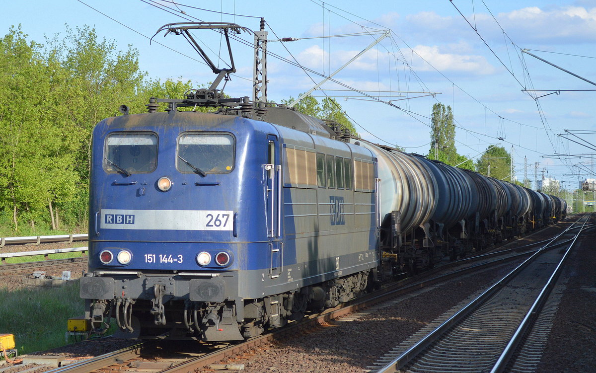 RBH 267/151 144-3 mit Kesselwagenzug (leer) Richtung Stendell am 15.05.17 Berlin-Hohenschönhausen.