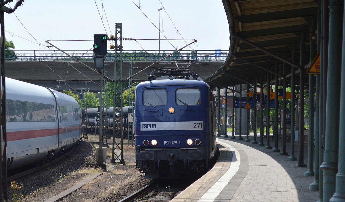 RBH 271/151 079-1 mit einem langen Röhren-Transportzug am 20.06.17 Durchfahrt Bf. Hamburg-Harburg.