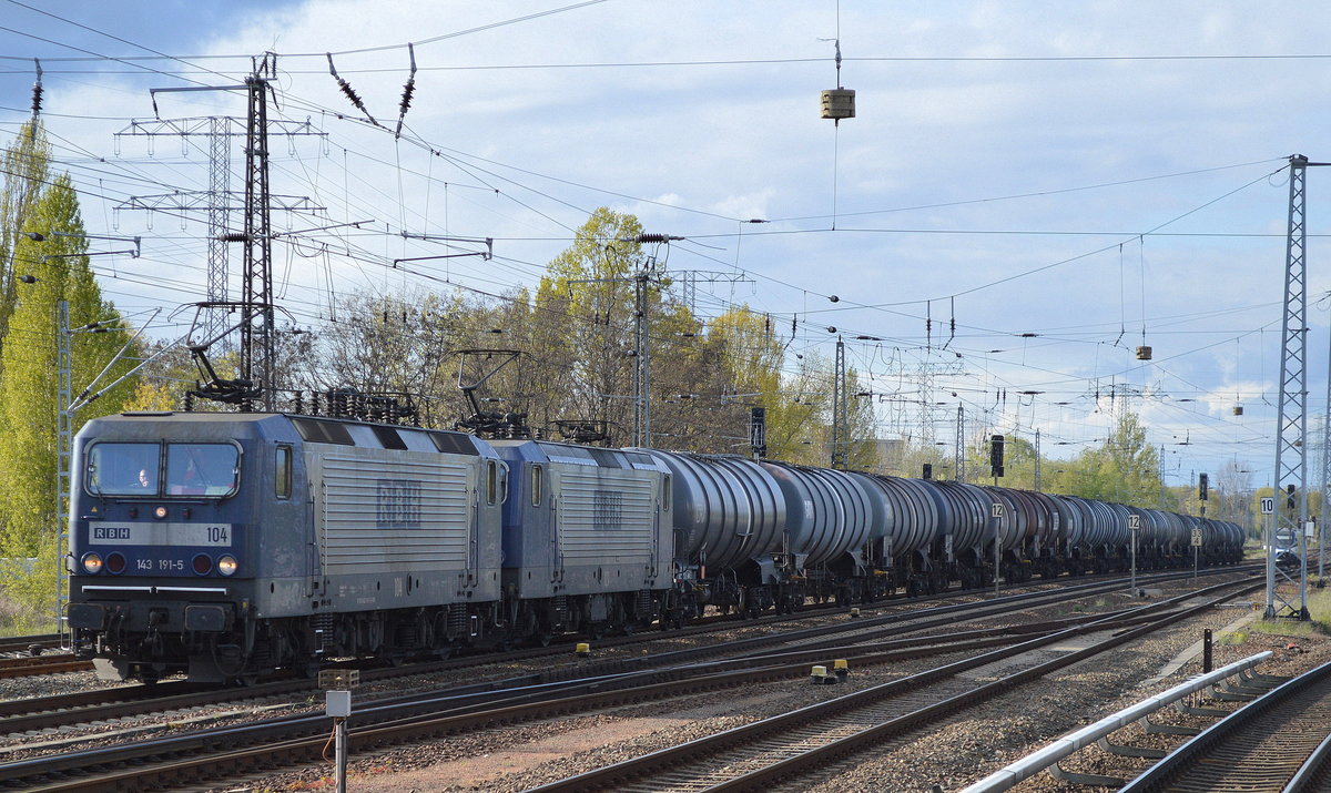 RBH Doppeltraktion 104/143 191-5 + 127/143 040-4 mit Kesselwagenzug am 23.04.147 Berlin-Springpfuhl.