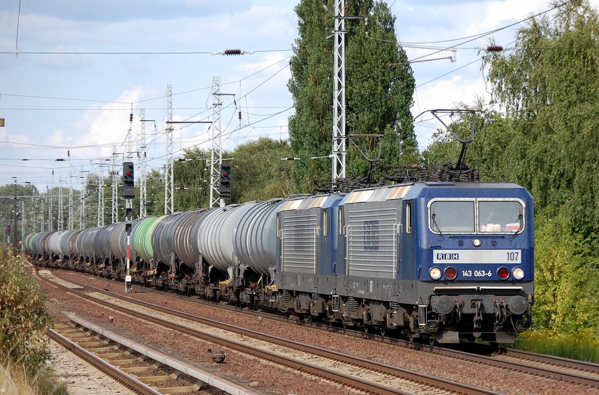 RBH Doppeltraktion 107/143 063-6 + 108/143 916-5 mit Kesselwagenzug am 23.08.13 Berlin-Karow. 