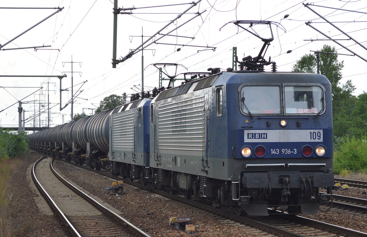 RBH Doppeltraktion 109/143 936-3 + 117/143 554-4 mit Kesselwagenzug am 05.08.16 Bf. Flughafen Berlin-Schönefeld.